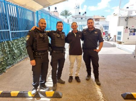 أفراد شرطة كفرقاسم ينقذون حياة رجل من كفربرا بعد أن فقد وعيه خلال القيادة 